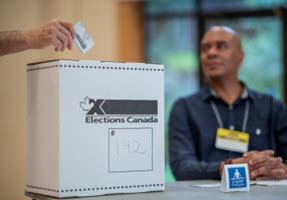 Électeur en train de voter