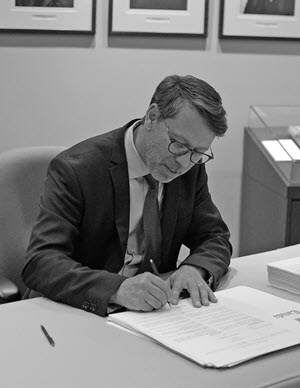 Stéphane Perrault signe les brefs pour la 43e élection général le 20 septembre 2019