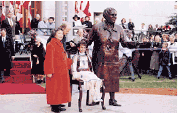 Le 18 octobre 1999, à la Plaza olympique de Calgary, son Excellence Adrienne Clarkson, Gouverneur général du Canada, et son Excellence John Ralston Saul, ont inauguré un monument à l'effigie des « Famous Five » pour souligner le 70e anniversaire de l'affaire « personnes ».