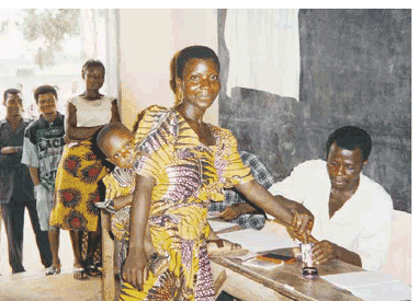 Aux urnes à l'élection présidentielle de 1996 au Bénin