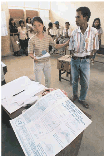 Une représentante japonaise de l'ONU donne de la formation à un Est-Timorais qui travaillera dans l'un des 200 bureaux de scrutin le jour du vote, le 30 août.