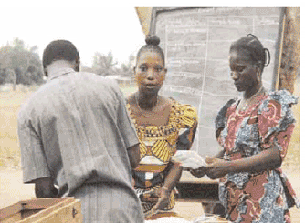 Dépouillement des bulletins de vote à l'élection présidentielle de 1996 au Bénin