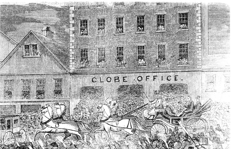 Illustration représentant une foule portant des torches en regardant un défilé. Au centre, des dignitaires passent dans une voiture tirée par quatre chevaux blancs. À l'arrière plan se trouve un bâtiment en briques sur lequel sont gravés les mots « Globe Office ». 