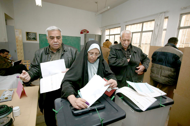 Photo de citoyens votant en Irak.