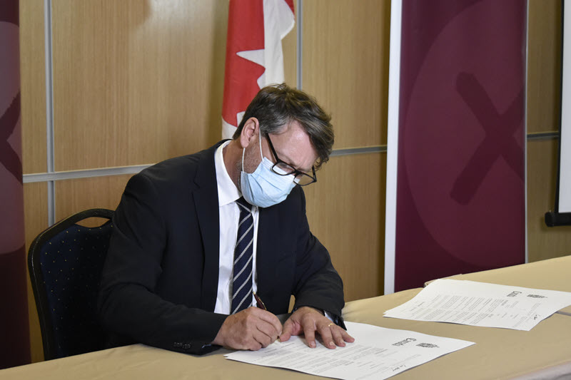 Le directeur général des élections, Stéphane Perrault, signe les brefs d'élection