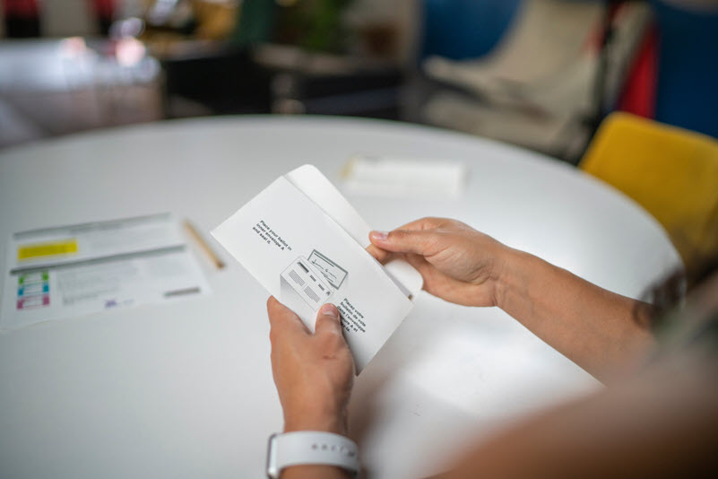 Une électrice se prépare à retourner son bulletin de vote spécial.